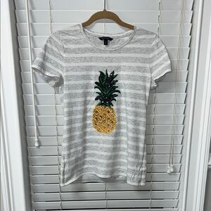 Women’s-Banana Republic Graphic Gray and White Short Sleeve Tee